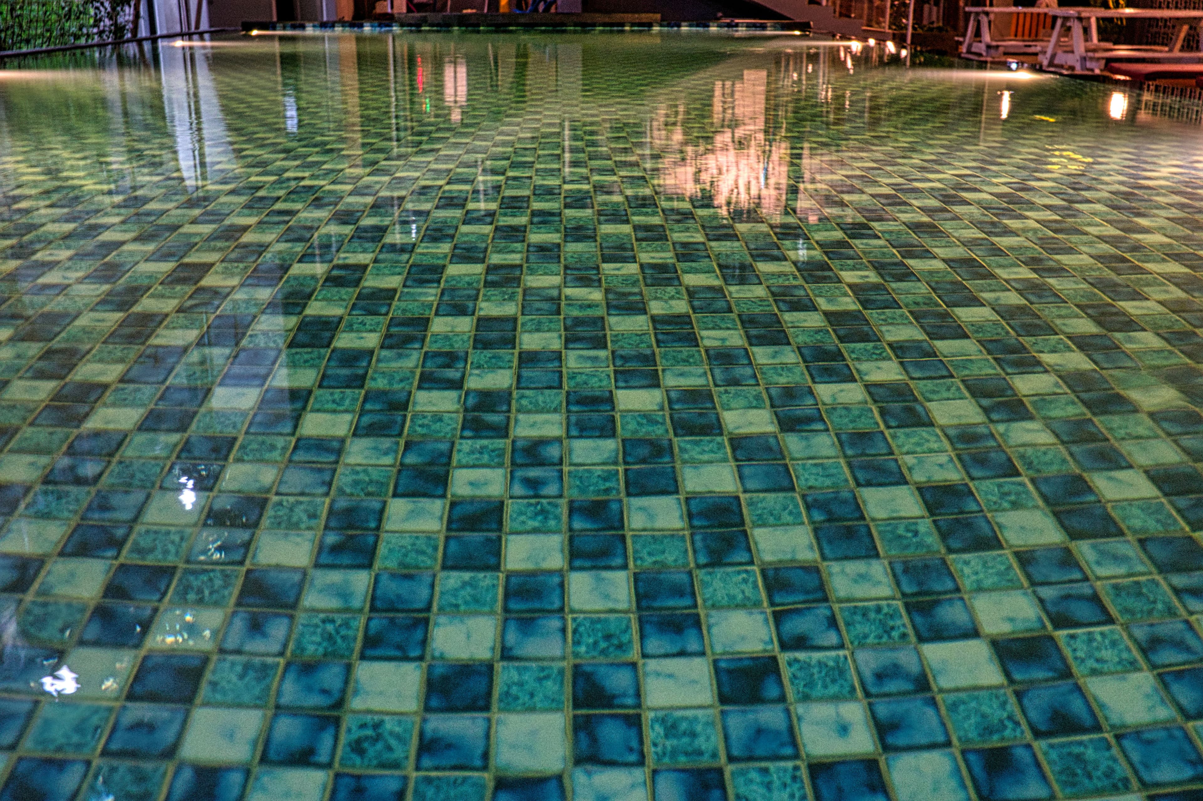 Fliesen- und Natursteinarbeiten an einem Pool
